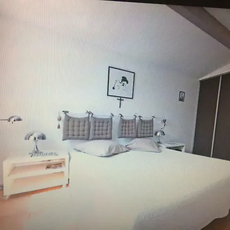 Les Garrigues Bleues Bed & Breakfast